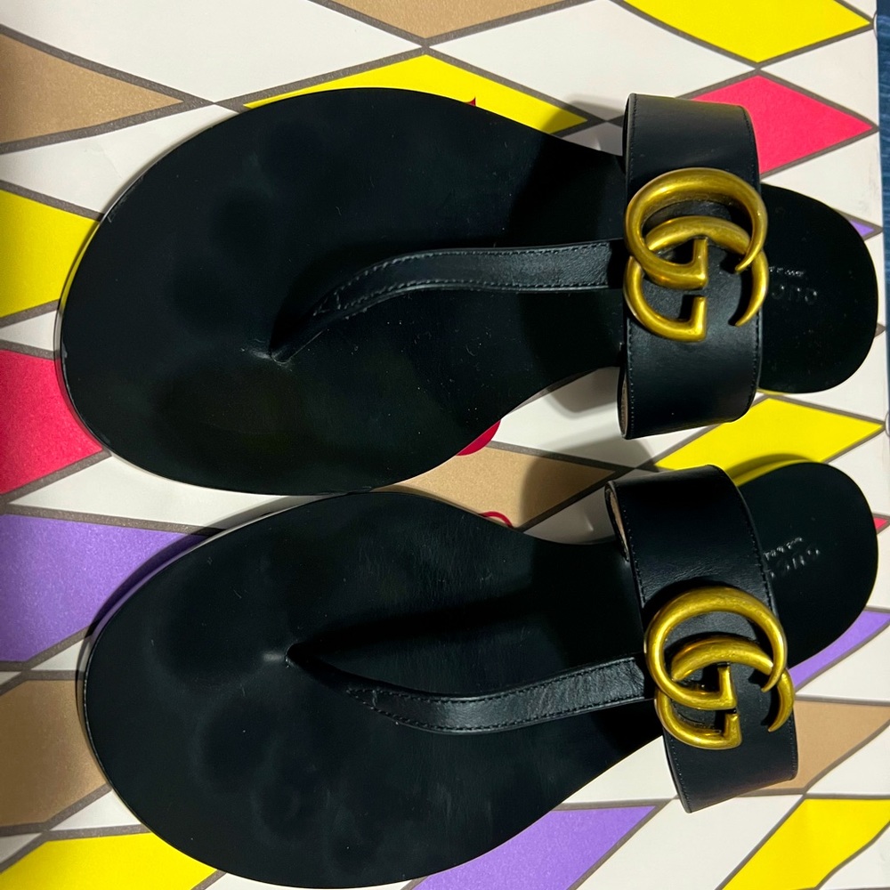 Gucci Leather thong sandal with Double G